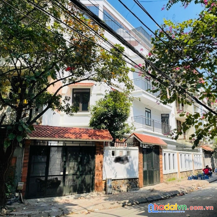 Kết cấu : nhà chủ tự xây ở chăm chút từng chi tiết.1 trệt 1 lầu, 1pk, 3pn,1bếp