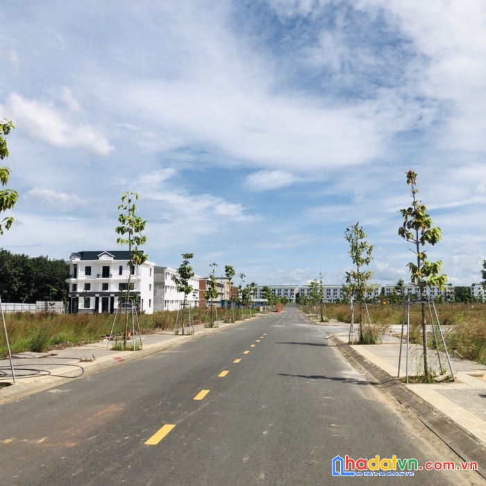 Cần tiền bán lỗ lô đất thổ cư 100m2 mặt tiền 25c gần kcn nhơn trạch giá 9tr/m2