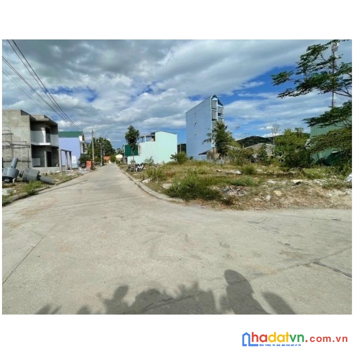 . góc 2 mặt kiệt 7.5m ngay bệnh viện 600, 40m ra lê văn hiến, 130m2