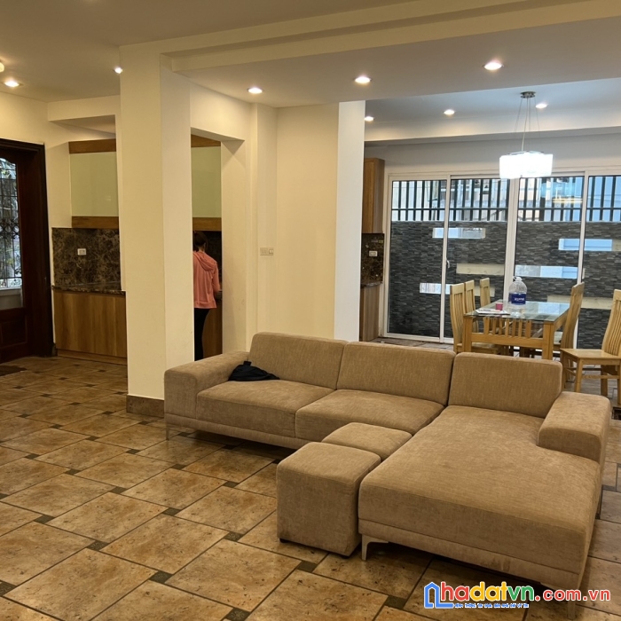 Cho thuê nhà nguyên căn gần ven hồ, ngay cổng phụ phủ tây hồ.