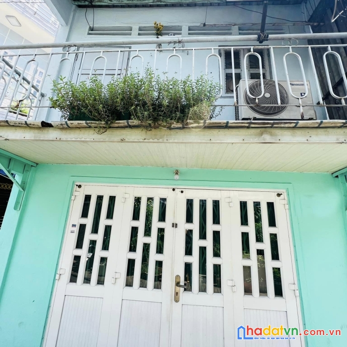 Bán nhà 2 tầng, hẻm xe hơi, 26m2, lạc long quân, quận 11, ngay đầm sen.