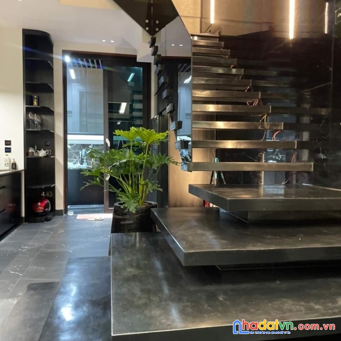 Bán gấp mặt tiền phạm văn hai đoạn đẹp nhất, dt: 4x17m, 4 tầng, giá: 17.2 tỷ, hđt: 40tr/th