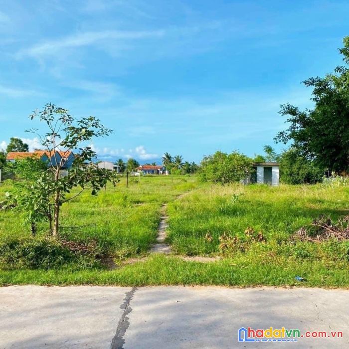 Đất ninh thọ,ninh hòa 587m2 giá 2,1 tỷ tách đôi ok