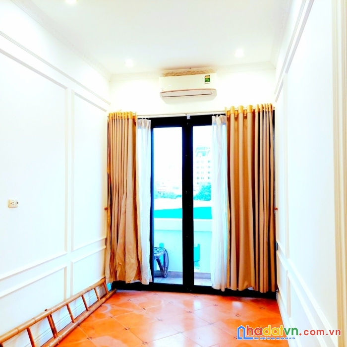 Đội cấn 40m 5t thông sàn kd giá chỉ 12 tỷ