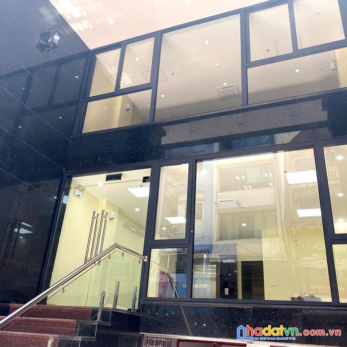 Bán gấp tòa nhà văn phòng xây mới 8 tầng kdt yên hòa.view công viên.giá 39t