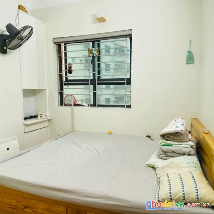 Bán gấp căn hộ 2 ngủ 2wc 53m;full đồ,tầng đẹp, có sổ đỏ tại ct12 kim văn kim lũ