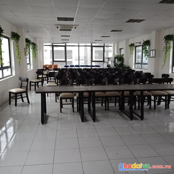 Cho thuê toà nhà kinh doanh văn phòng phố vip quận đống đa 11 tầng giá 700 triệu tháng.
