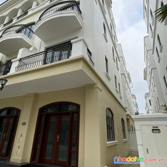 Chính chủ chà là xẻ khe  cần bán gấp biệt thự  dt 72m2 tại vinhomes ocean park văn giang hưng yên.