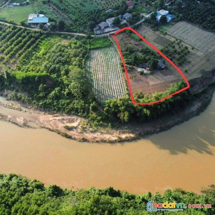 Siêu phẩm bám sông bôi cực đẹp có tổng diện tích 3551m2 trong đó có 2110m2 thổ cư, giá chỉ 800k/m