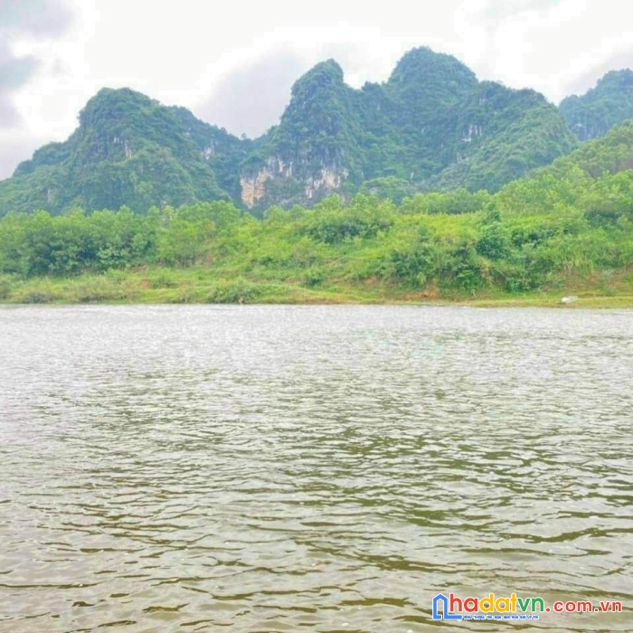 Siêu phẩm bám sông bôi cực đẹp có tổng diện tích 3551m2 trong đó có 2110m2 thổ cư, giá chỉ 800k/m
