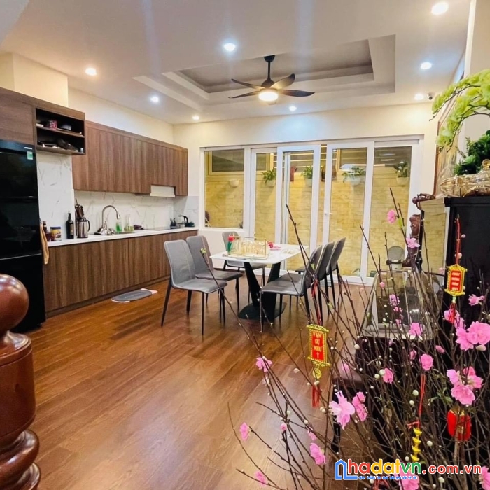 Bán nhà ngõ 97 văn cao, quận ba đình, ngõ 2 ô tô tránh,nhà mới thiết kế đẹp, full nội thật, gần hồ