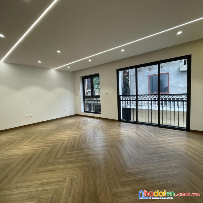 Bán nhà hoàng cầu, 6 tầng, thang máy, ô tô tránh, toà nhà văn phòng, giá 19 tỷ