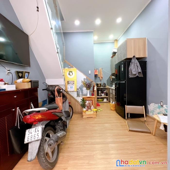 Bán nhà rẻ đẹp q4 cách  mặt tiền tôn thất thuyết 12 m dt 36 m 2 tấm 
có 2 tỷ hơn 
trệt lầu 2