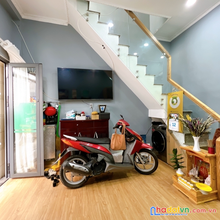 Bán nhà rẻ đẹp q4 cách  mặt tiền tôn thất thuyết 12 m dt 36 m 2 tấm 
có 2 tỷ hơn 
trệt lầu 2