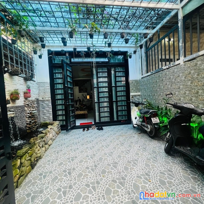 Nhà bán thạnh lộc 49- quận 12- 4 tầng btct-100m2- xe hơi ngủ trong nhà- chỉ 4ty7