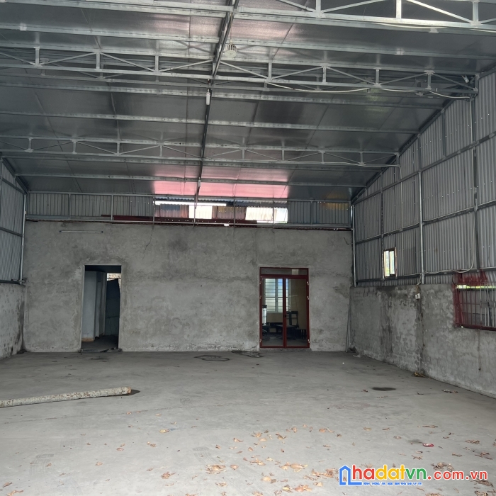 Bán lô đất có sãn nhà xưởng kiên cố  200m2