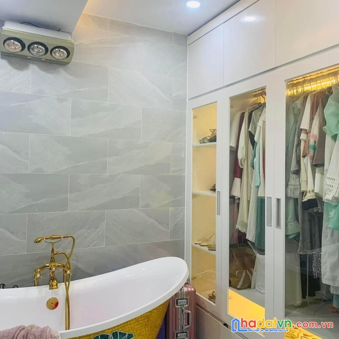 Chính chủ cần bán nhanh nhà lô góc mặt hồ linh đàm 140m2- mt 4.3m- giá siêu rẻ 33.5 tỷ.0968796366