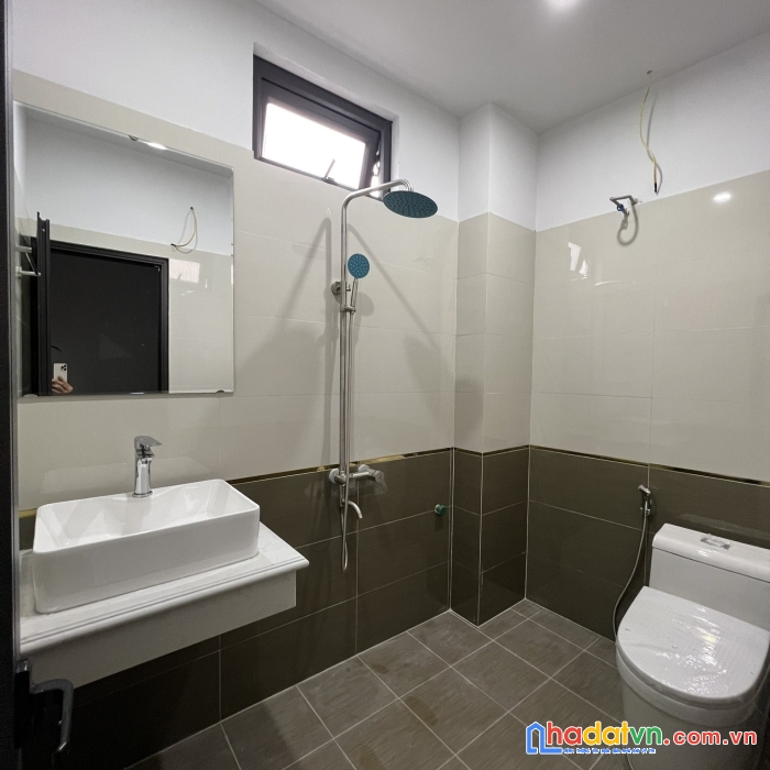 Bán nhà nguyễn ngọc vũ trung hòa 40m 5 tầng 4 ngủ lô góc ngõ thông gần phố ở ngay 5.8  tỷ