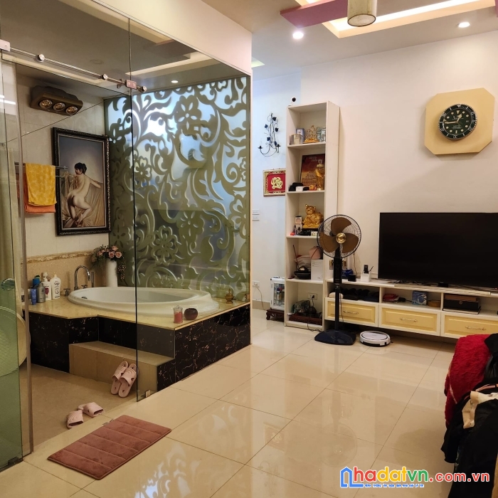 Siêu phẩm hoàng hoa thám 81m x 4 tầng, sát phố, nhiều tiện ich