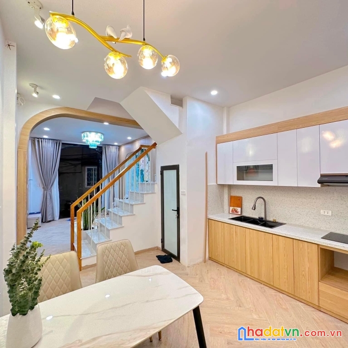 Chủ cần bán gấp nhà đê la thanh, đống đa, xã đàn 44m2 nhà đẹp full nội thất.