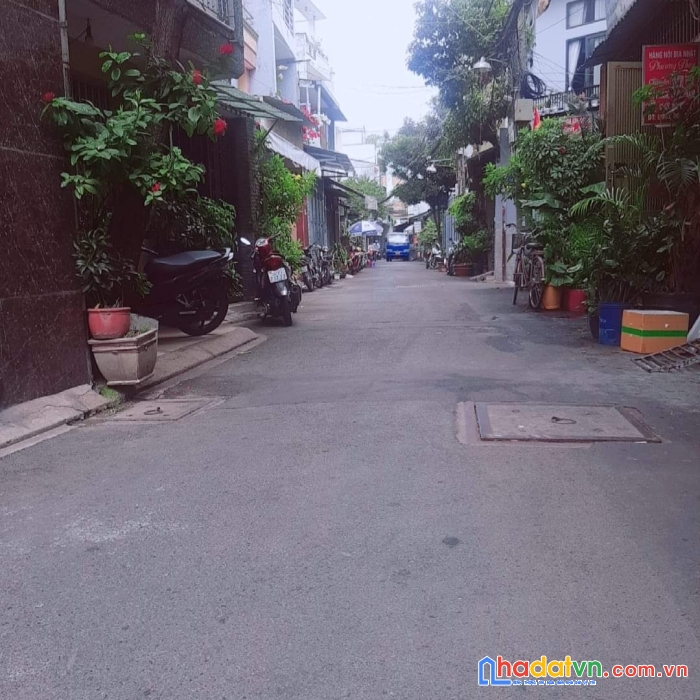 Bán nhà út tịch - 45m2 - 3 tầng - hẻm 6m xh vô nhà