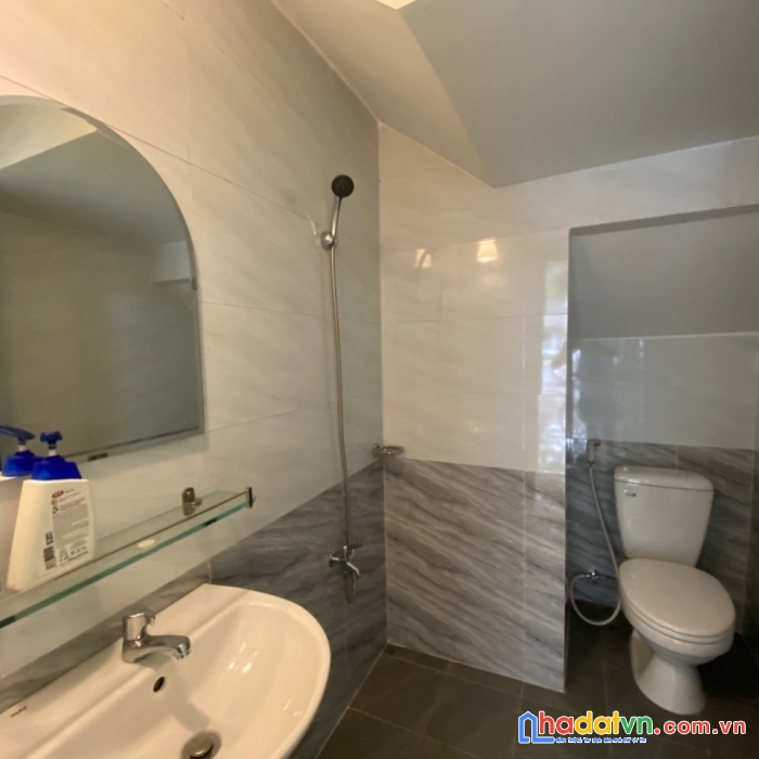 Cho thuê nhà lầu mt đồng khởi gần nhà trẻ hoa sen chỉ 12tr/tháng