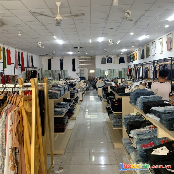 Nhà bè ! sang giá shock - quá rẻ mặt bằng shop ( hoặc sang full shop )  255 lê văn lương , phước