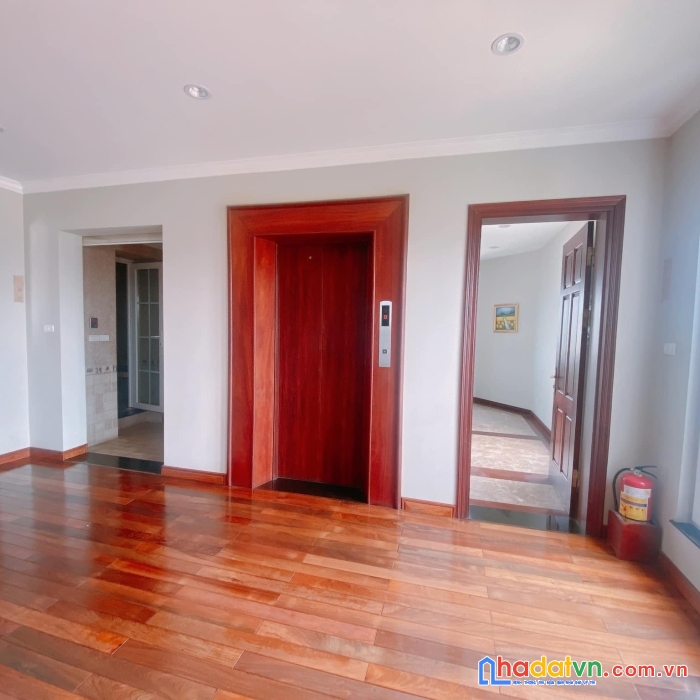 Bán nhà ngã tư sở 98m 8 tầng thang máy mặt tiền 5m giá chào 18.5 tỷ