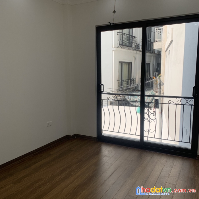 Nhà 5 tầng 40 m2 đối diện eaon long biên, giá 3.98 tỷ