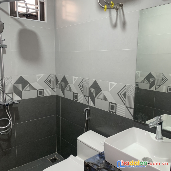 Nhà 5 tầng 40 m2 đối diện eaon long biên, giá 3.98 tỷ