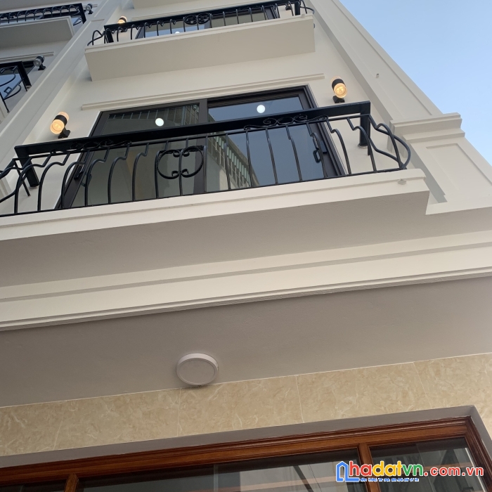 Nhà 5 tầng 40 m2 đối diện eaon long biên, giá 3.98 tỷ