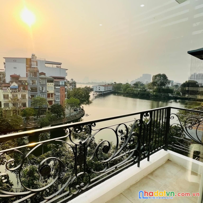 Bán nhà mặt phố yên hoa. tây hồ. view hồ tây. dt 50m2. 6 tầng. giá 24 tỷ