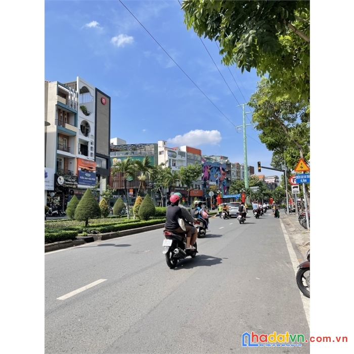 Chắc dưới 3 tỷ không có căn thứ 2 - mặt tiền hẻm 6m khu phan xích long đoànt hị điểm - 3 tầng -