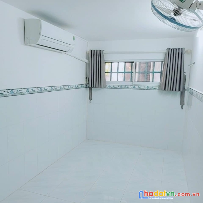 Chủ ngộp bán gấp nhà hẻm xe hơi lạc long quân quận 11 ngang 4m nhỉnh 2 tỷ .