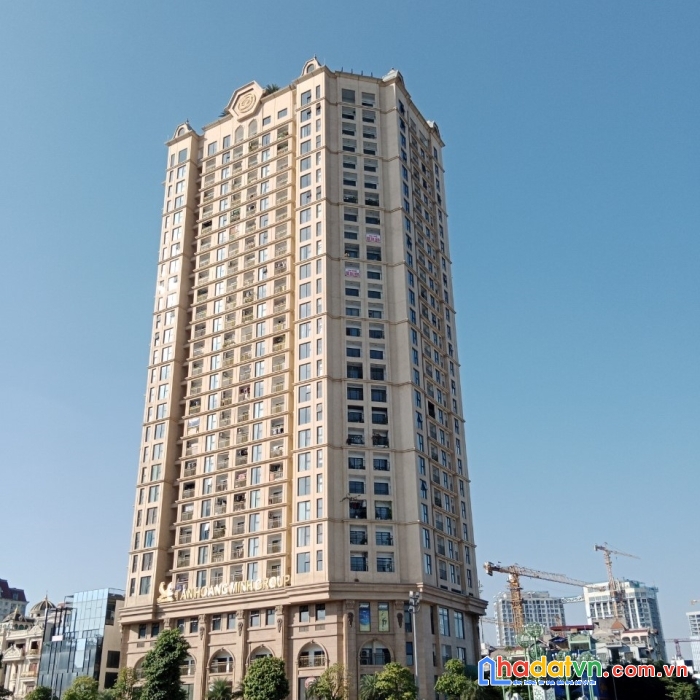 Bán đất tặng nhà mặt phố lạc long quân, view hồ tây, vỉa hè đá bóng, mt: 12m, dt: 500m2. giá: 65 tỷ