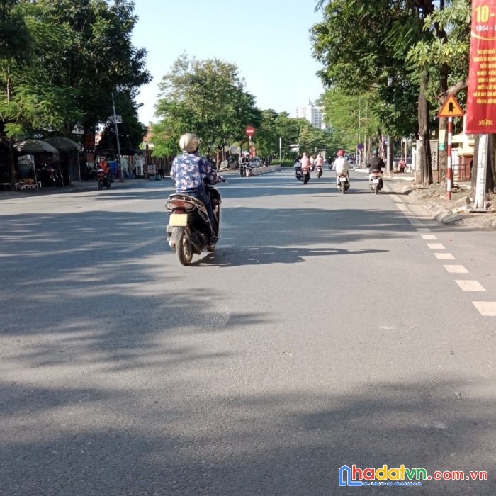 Bán đất tặng nhà mặt phố lạc long quân, view hồ tây, vỉa hè đá bóng, mt: 12m, dt: 500m2. giá: 65 tỷ