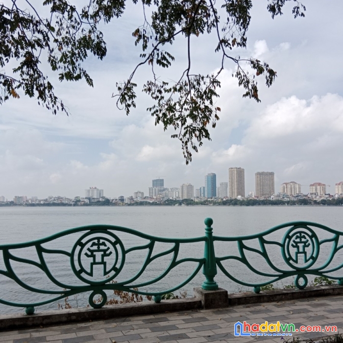 Bán đất tặng nhà mặt phố lạc long quân, view hồ tây, vỉa hè đá bóng, mt: 12m, dt: 500m2. giá: 65 tỷ