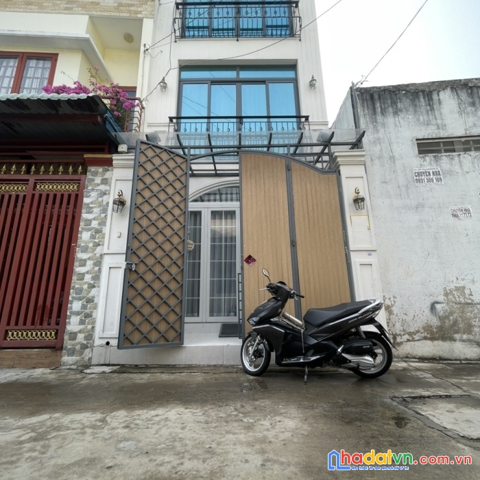 Nhà đường trần thị cờ, full nội thất, 4x10, 3 tầng, hẻm xe hơi