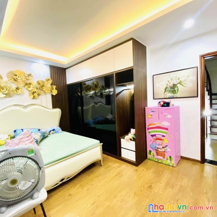 Bán nhà chính chủ cầu giấy 46m2, 5 tầng cạnh phố ngõ thông thoáng chỉ hơn 5 tỷ tặng nội thất vip