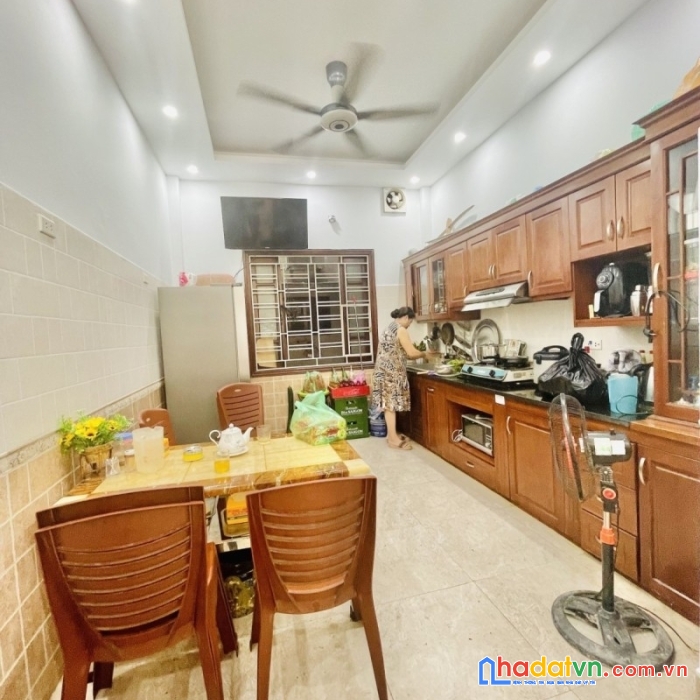 Bán nhà phố 8/3 hai bà trưng 42m2 x 4 tầng, mt 3.4m giá 9 tỷ