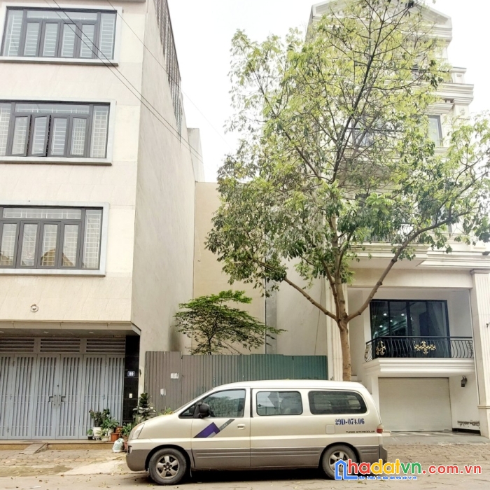 Thửa đất hiếm phố ái mộ, dt81m2, đối diện wellspring, đường rộng 16m, vỉa hè 2 bên.