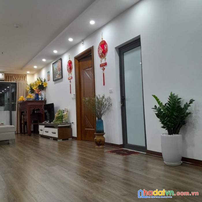 Mặt phố nguyễn văn cừ, 6 tầng thang máy, kinh doanh siêu sầm uất.