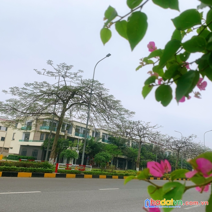 Bán nhà trục chính 56m, diện tích 120m2 khu đô thị vsip kih doanh tốt, sổ đỏ trao tay