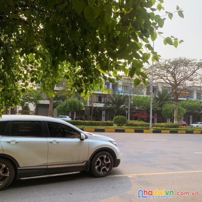 Bán nhà trục chính 56m, diện tích 120m2 khu đô thị vsip kih doanh tốt, sổ đỏ trao tay