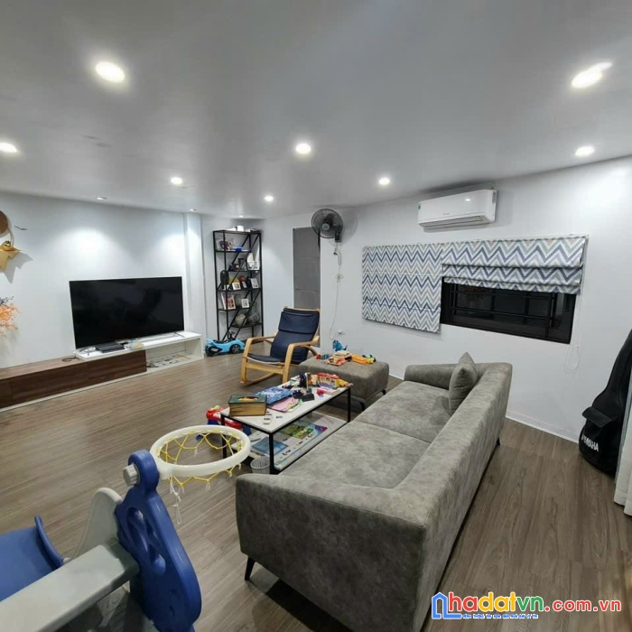 Bán nhà ngọc thuỵ, long biên lô góc ba mặt thoáng, full nội thất giá chỉ 4x tỷ.