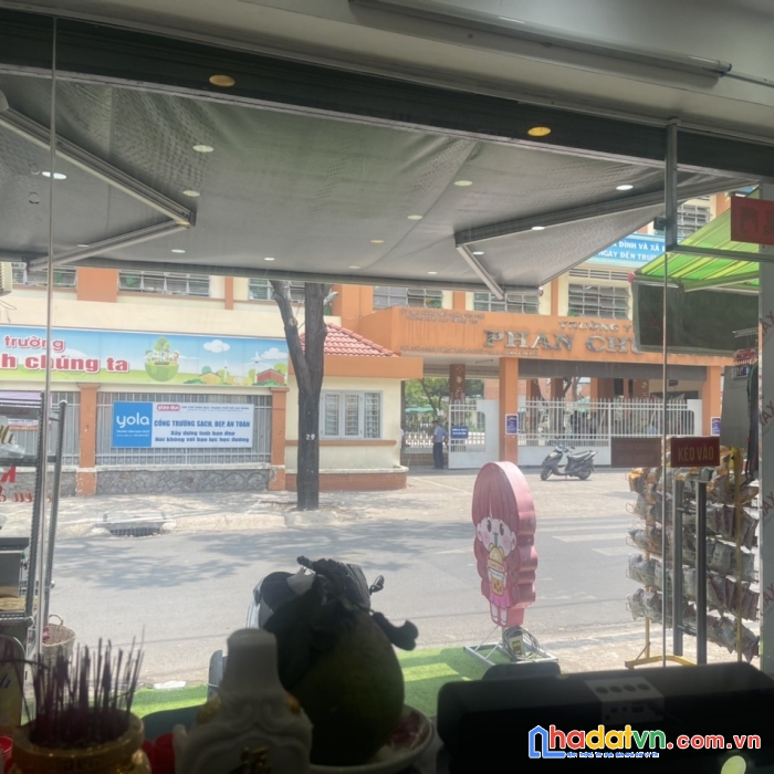 Do bận việc không chăm được con nhỏ, mình sang lại quán trà sữa.