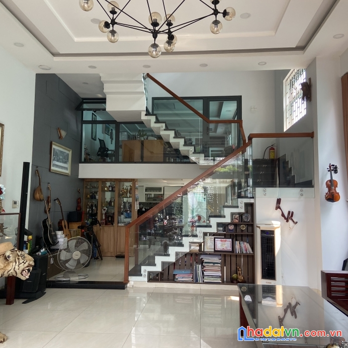 .nhà mặt tiền trần cao vân, góc, 105m2 ngang 6.6m, 3 tầng đẹp