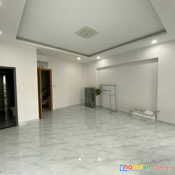 Mtkd đỉnh, 4 tầng phan xích long, đang thuê 35tr/th, 4pn, sổ a4, ngang 5m, 62m2, 12.4 tỷ