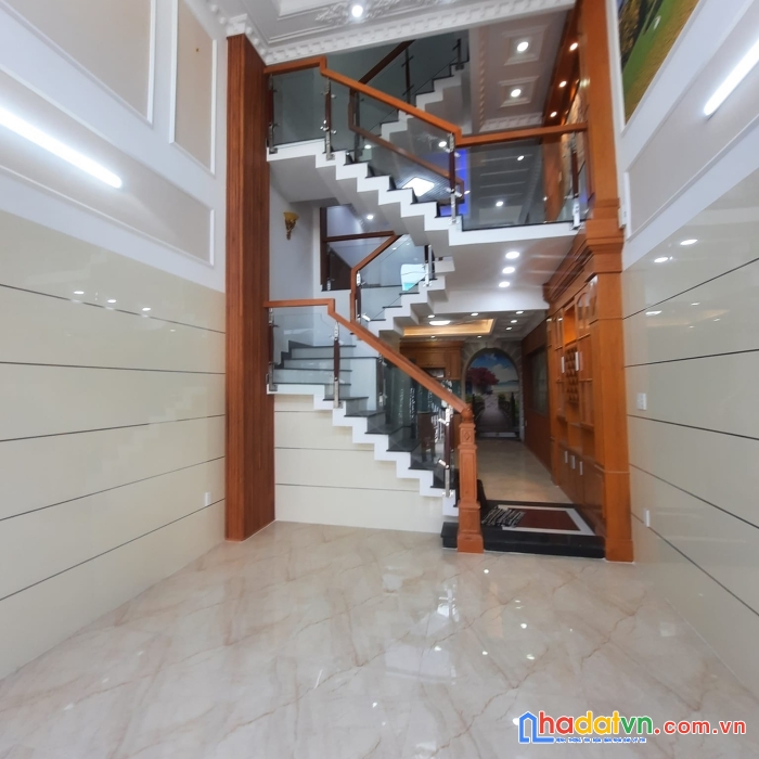 Lâu đài cực đẹp tọa lạc trên con đường sầm uất bậc nhất khu gò mây - xe hơi vào nhà - liên khu 4-5