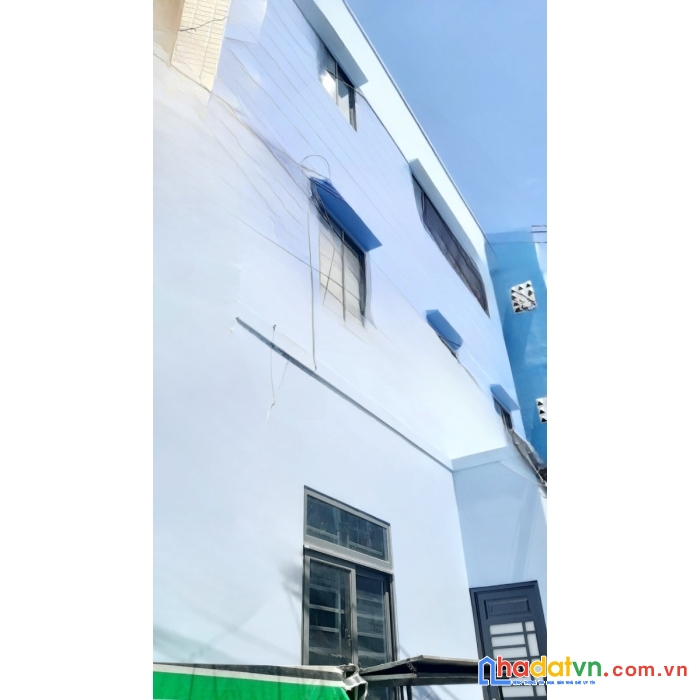 Nnc xây mới 3 tầng gần chợ nguyễn chế nghĩa p13.q8. giá 15 triệu